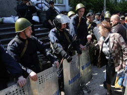 Pirms pāris dienām pie Mariupoles adminstrācijas ēkas. Ukrainas miliči apsargā ēku no prokrieviskajiem separātistiem. Foto: AFP/LETA