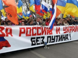 Maskavā notiekošā protesta mītiņa galvenais plakāts vēsta: "Par Krieviju un Ukrainu brīvu bez Putina!" Ekrānšāviņš no Newsru