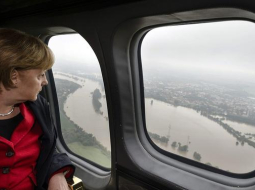 Vācijas kanclere Angela Merkele pērnvasar helikopterā no gaisa pētīja plūdu nodarītos zaudējumus Vācijai. Foto: EPA/LETA