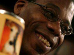 Vienu no lomām izrādē spēlē Džordžs Stīls. Publicitātes foto