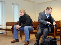 Apsūdzētie bijušais Jūrmalas mērs Raimonds Munkevics (no labās) un bijušais "Jūrmalas ātrās palīdzības" valdes loceklis Normunds Pīrants pirms Jūrmalas pilsētas tiesas sēdes. Foto: Edijs Pālens, LETA