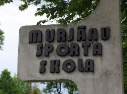 Murjāņu sporta skolas plāksne. Foto: Edijs Pālens, LETA