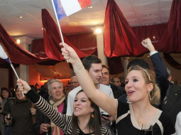 Galēji labējās Nacionālās frontes atbalstītāji līksmo Marseļā pēc vēlēšanu rezultātu paziņošanas. Foto: AFP/LETA