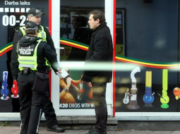 Policijas darbinieki pie "legālo narkotiku" tirgotavas Marijas ielā. Foto: Edijs Pālens, LETA