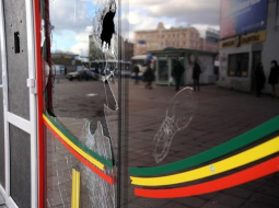 Izsists loga stikls slēgtajā "legālo narkotiku" tirgošanās kioskā Marijas ielā. Foto: Edijs Pālens, LETA