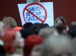 Plakāts pedagogu protesta akcijā. Foto: Ieva Čīka, LETA
