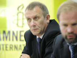 "Amnesty International" pārstāvniecības vadītājs Maskavā Sergejs Ņikitins (pa kreisi). Foto: AFP/LETA