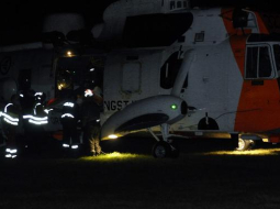 Norvēģijas glābēju helikopteris ieradies notikuma vietā pirmais. Foto: AFP/LETA