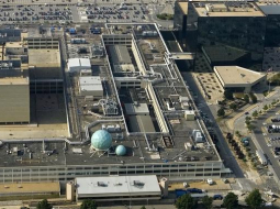 Nacionālās drošības aģentūras (NSA) mītne Merilendā. NSA, pēc bijušā aģenta Edvarda Snoudena ziņām, ir galvenā atbildīgā par vispārējas izsekošanas un noklausīšanās organizēšanu. Foto: AFP/LETA