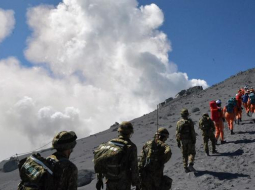 Glābēji un karavīri steidzas palīgā Ontakes vulkāna virsotnē palikušajiem tūristiem. Foto: AFP/LETA