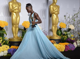 Labākā otrā plāna aktrise Lupita Njongo ar Oskara balvu, ko saņēma par darbu filmā "12 Years a Slave". Foto: AFP/LETA