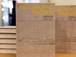 Grāmata "Nekustamais īpašums Latvijā 1991-2012". Foto: Ieva Čīka, LETA