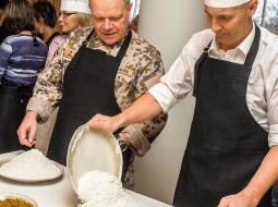 Artis Pabriks (no labās) un Raimonds Graube cep piparkūkas karavīriem. Foto: Gints Ivuškāns, F64