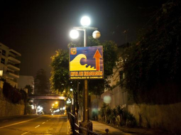 Peru, Lima. Ielā uzstādītā zīme rāda evakuācijas virzienu cunami gadījumā. Foto: AFP/LETA