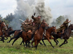 Pirms gada - Polijas armijas kaujas rekonstrukcija ar vācu uzbrucējiem 1939.gada septembrī. Foto: AFP/LETA