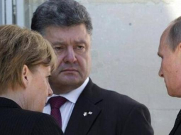 Angela Merkele (no kreisās), Petro Porošenko un Vladimirs Putins pirms pusdienām. Foto no BBC
