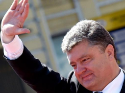 Petro Porošenko sveicina ļaudis Kijevā prezidenta inaugurācijas ceremonijā. Foto: AFP/LETA