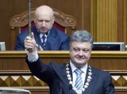 Petro Porošenko nodod prezidenta zvērestu Ukrainas parlamentā. Foto: AFP/LETA