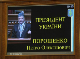 Ukrainas parlamenta tablo ar uzrakstu: Ukrainas prezidents Porošenko Petro. Foto: AFP/LETA