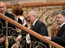 Ukrainas prezidents Petro Porošenko (no labās), Baltkrievijas prezidents Aleksandrs Lukašenko, ES augstā ārlietu pārstāve Ketrīna Eštone un Krievijas prezidents Vladimirs Putins tikšanās laikā Minskā. Foto: AFP/LETA