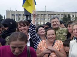 Ukrainas prezidents Petro Porošenko pirms pāris dienām ieradās Ukrainas armijas atbrīvotajā Slovjanskā, kur tikās ar vietējiem iedzīvotājiem. Foto: AFP/LETA