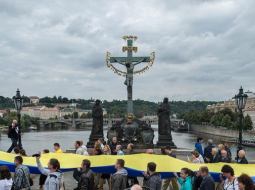 Čehijas galvaspilsētā Ukrainas Neatkarības dienā 24.augustā notika Ukrainas atbalsta demonstrācija. Demonstranti uz Kārļa tilta Prāgā. Foto: AFP/LETA
