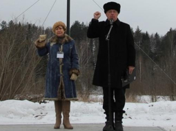 Tatjana Ždanoka PSRS atjaunotāju organizācijas "Sutj vremeņi" ārkārtas kongresā paceļ karogu.