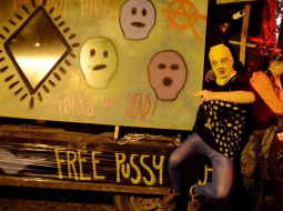 Grupas "Pussy Riot" atbalstītāji piketē Čehijas galvaspilsētā Prāgā. Foto: EPA/LETA