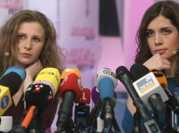 "Pussy Riot" dalībnieces Marija Aļohina (no kreisās) un Nadežda Tolokoņņikova preses konferencē. Foto: EPA/LETA