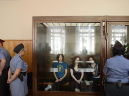 Grupas "Pussy Riot" dalībnieces tiesas zālē. Foto: AFP/LETA