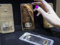Pārdošanā Krievijā nonācis viedtālrunis ar zelta pārklājumu un Krievijas prezidenta Putina attēlu uz tā. Foto: ITAR-TASS/LETA
