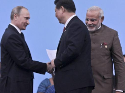 Krievijas prezidents Vladimirs Putins, Ķīnas prezidents Sji Dzjiņpins un Indijas premjerministrs Narendra Modi BRICS samitā Brazīlijā. Foto: EPA-LETA