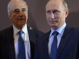 Krievijas prezidents Vladimirs Putins (no labās) un franču žurnālists Žans Pjērs Elkabahs, kurš jau intervēja Putinu Francijas televīzijai. Foto: AFP/LETA