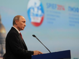 Krievijas prezidents Vladimirs Putins uzrunā 18.Starptautiskā ekonomiskā foruma dalībniekus Sanktpēterburgā. Foto: ITAR-TASS/LETA