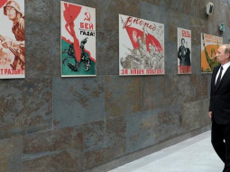 Krievijas prezidents Vladimirs Putins jūlijā apskata izstādi ar plakātiem no Otrā pasaules kara laika. Šo plakātu retoriku Krievija izmanto arī tagad savā propagandas karā, piemēram, uz plakāta, ko vēro Putins, rakstīts: "Sit fašistisko izdzimteni!". Foto: AFP/LETA