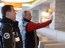 Krievijas prezidents Vladimirs Putins (no labās) un premjerministrs Dmitrijs Medvedevs apmeklē Sočos kompleksu, kur šovasar notiks G8 valstu vadītāju tikšanās. Foto: EPA/LETA