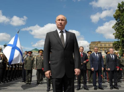 Krievijas prezidents Vladimirs Putins pie Nezināmā karavīra kapa savu ģenerāļu pavadībā. Foto: AFP/LETA