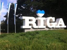 Nila Ušakova sāktā Rīgas zīmes degradēšana, pārkrāsojot garumzīmi burtam Ī un to pārveidojot sirds formā.