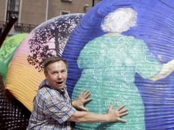 Rīgas svētkos notika arī vidē izvietoto milzu gliemežu apgleznošana. Foto: Kaspars Krafts, F64