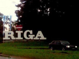 Pārkrāsotā Rīgas zīme. Foto no Twitter