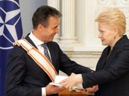 NATO ģenerālsekretāram Andersam Fogam Rasmusenam pasniegts augsts Lietuvas valsts apbalvojums - Vītauta Dižā ordeņa Lielais krusts. Attēlā Rasmusens kopā ar Lietuvas prezidenti Daļu Grībauskaiti. Foto: AFP/LETA