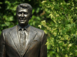 Bijušā ASV prezidenta Ronalda Reigana statuja pie ASV vēstniecības Londonā. Foto: AFP/LETA