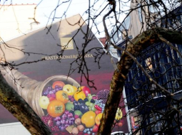 "Trasta komercbankas" reklāma uz mājas sienas Kaļķu ielā. Foto: Lita Krone, LETA