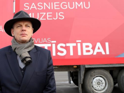 Partijas "Latvijas attīstībai" valdes priekšsēdētājs Einars Repše šopavasar Eiropas Parlamenta deputātu kandidātu saraksta priekšvēlēšanu kampaņas atklāšanas pasākumā. Foto: Evija Trifanova, LETA