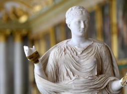 Šī vēsturiskā ķeizarienes Sabinas statuja gan neatrodas Latvijā, bet ir Vācijas Sansusī pils eksponāts, kas arī tiek restaurēts. Foto: EPA/LETA