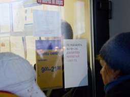 Galvaspilsētas iedzīvotāji stāv rindā pie "Rīgas satiksme" Klientu apkalpošanas centra Rīgas Starptautiskajā autoostā, lai saņemtu "Rīdzinieka kartes", kas dos iespēju lētāk izmantot sabiedrisko transportu. Foto: Gunita Kļava, LETA