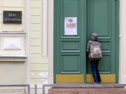 Uz vēlēšanu iecirkni. Foto: Egons Ansbergs, F64