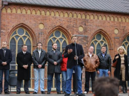 "Saskaņas" piketā Doma laukumā uz skatuves runu saka Rīgas mērs Nils Ušakovs. Foto: Dmitrijs Suļžics, F64