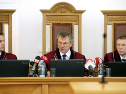 Satversmes tiesas (ST) tiesneši - Aldis Laviņš (no kreisās), tiesas priekšsēdētāja vietnieks Uldis Ķinis un Gunārs Kusiņš pirms Satversmes tiesas priekšsēdētāja vēlēšanām. Foto: Ieva Čīka, LETA