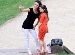 Modernā atkarība no virtuālajiem sociālajiem tīkliem izpaužas arī selfiju jeb pašbildes publicēšanā. Foto: Egons Ansbergs, F64